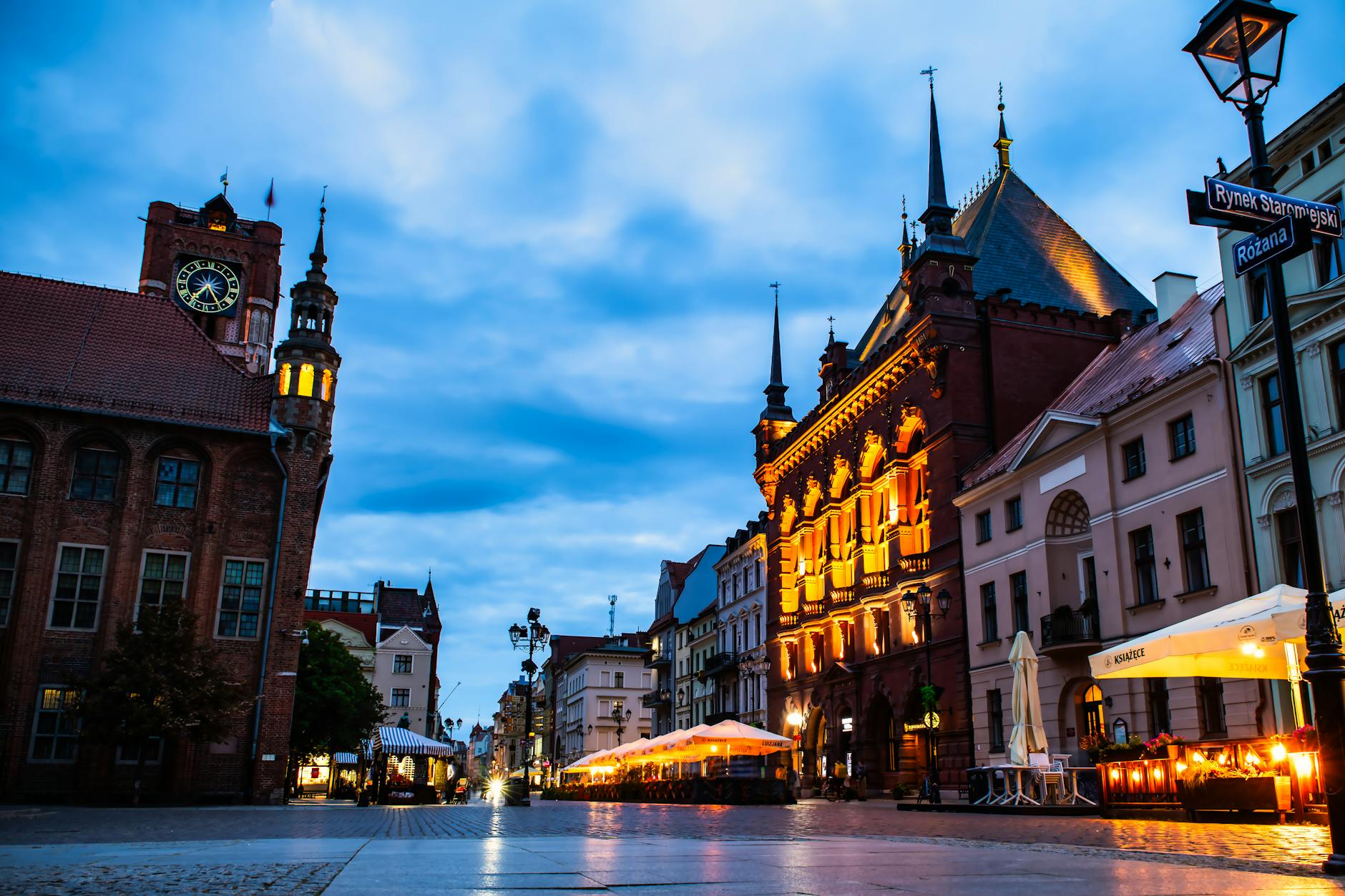 Ilustracja przedstawiająca dynamiczny rozwój rynku pracy w Mińsku Mazowieckim, z widocznymi symbolami przemysłu i logistyki.
