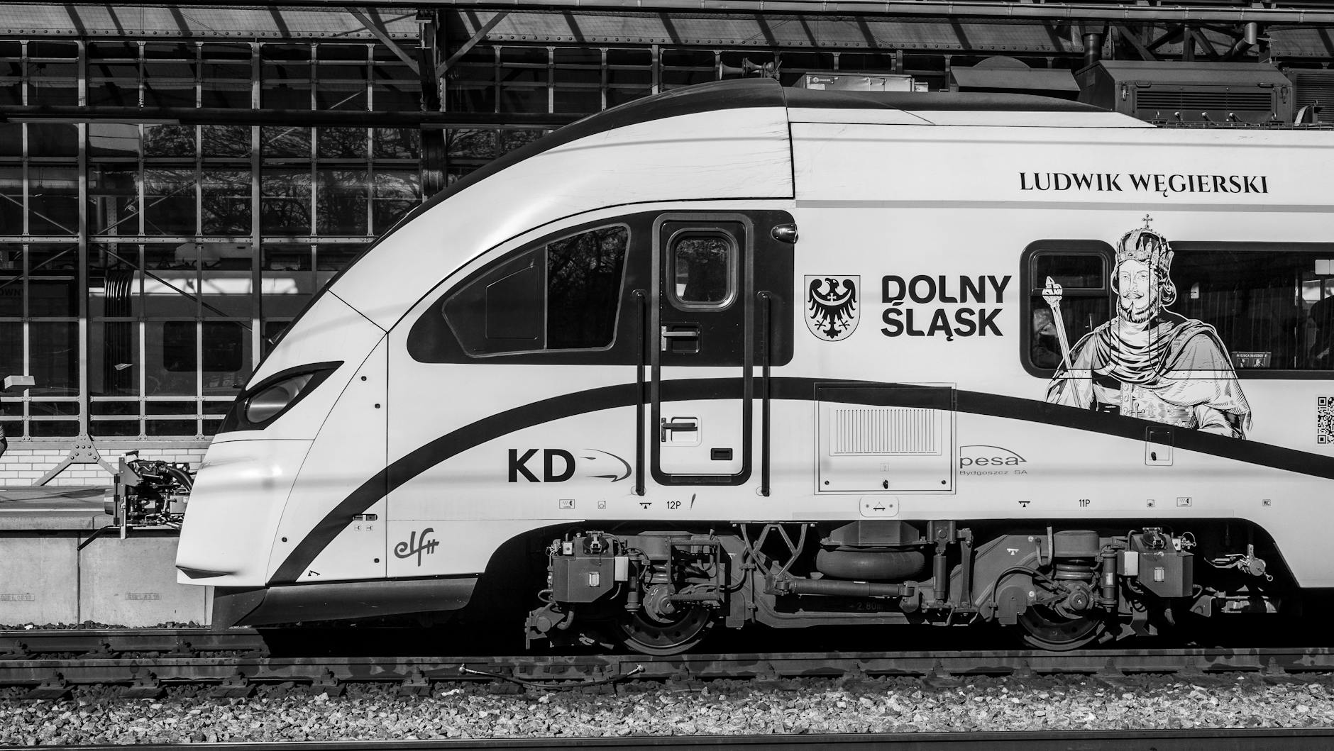 Logo PESA i Koleje Mazowieckie, symbolizujące współpracę przy modernizacji taboru w Mińsku Mazowieckim