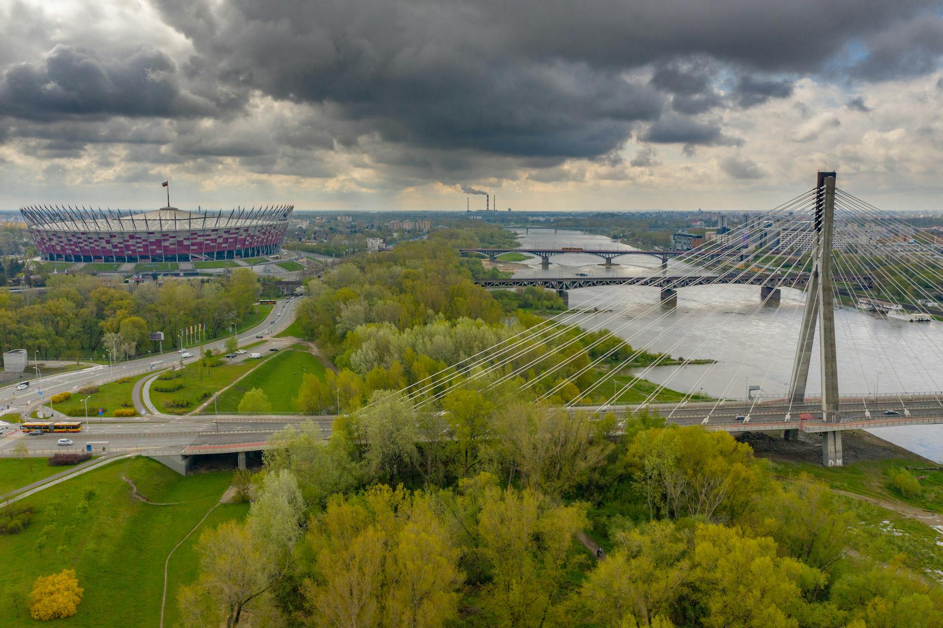 Widok na rynek w Mińsku Mazowieckim z zabytkowymi kamienicami