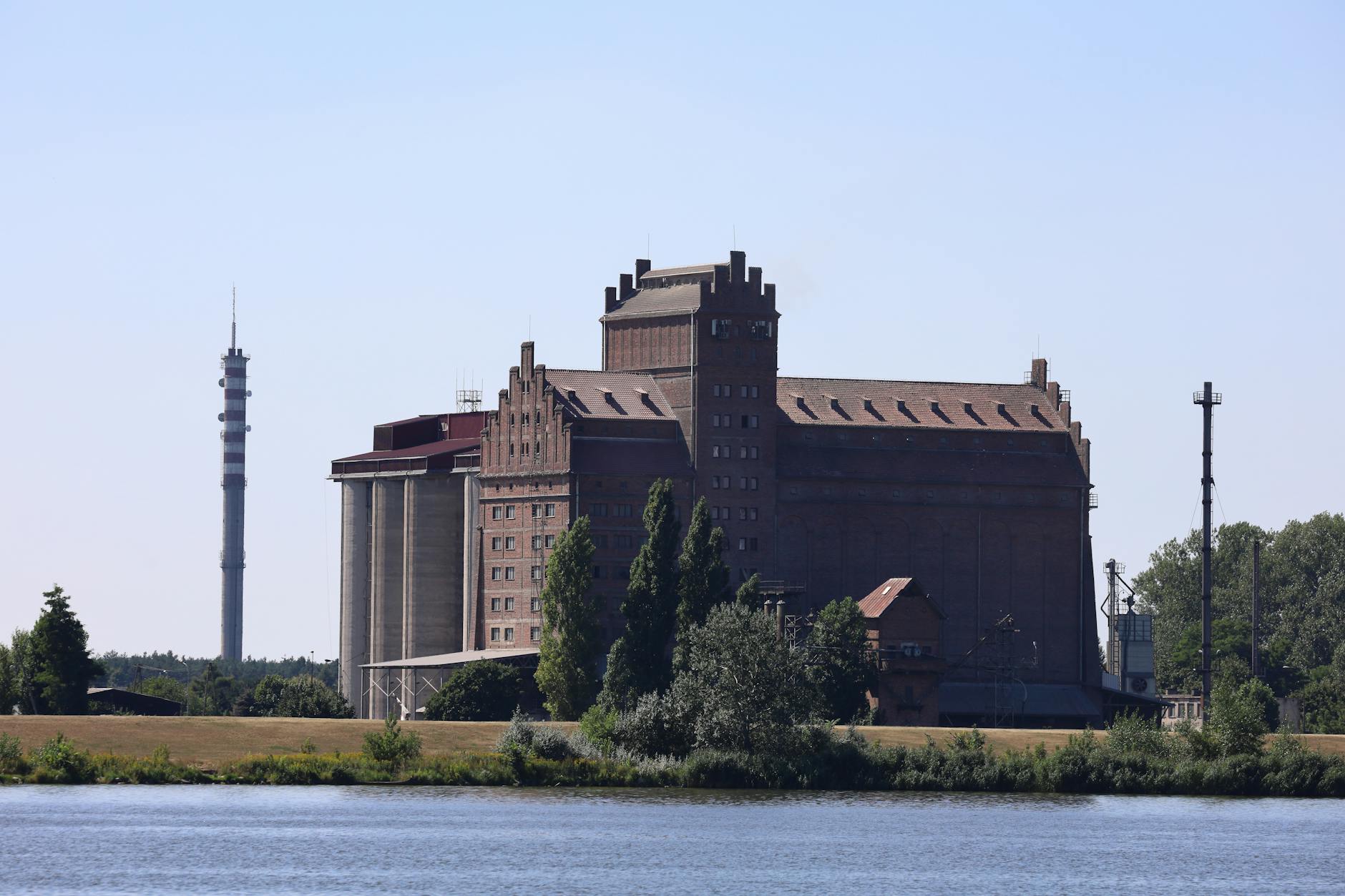 Widok na panoramę miasta Mińsk Mazowiecki z historyczną architekturą i zielenią.